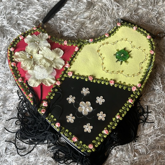 Mary Frances heart shaped bag - Picture 4 of 5
